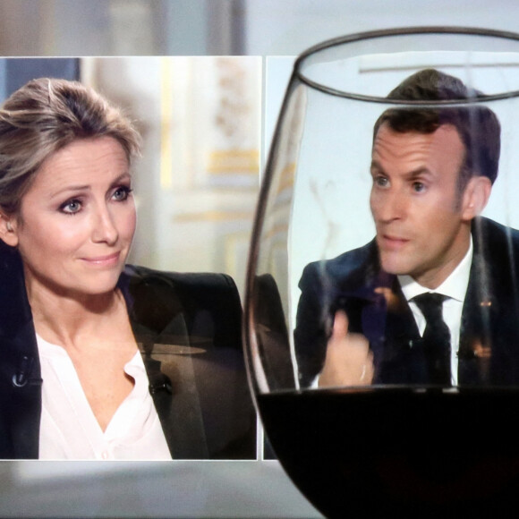 Illustration - Interview télévisée du président de la république, Emmanuel Macron par les journalistes Anne- Sophie Lapix (France Televisions) et Gilles Bouleau (TF1), au palais de l'Elysée, Paris, le 14 octobbre 2020. © Stéphane Lemouton / Bestimage