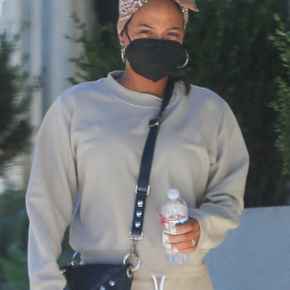 Exclusif - Christina Milian, enceinte, sort d'un rendez-vous chez Epione Skin Care à Los Angeles le 14 janvier 2021.