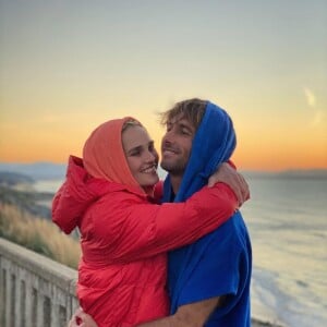 La comédienne et chanteuse Camille Lou est en couple avec Romain Laulhe, surfeur professionnel.