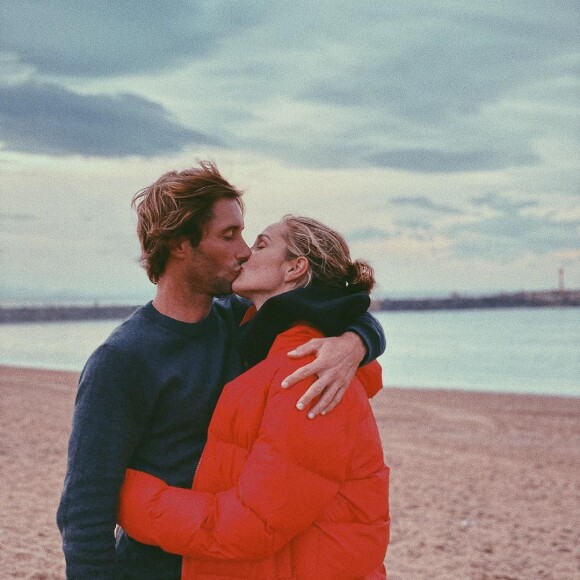La comédienne et chanteuse Camille Lou est en couple avec Romain Laulhe, surfeur professionnel.