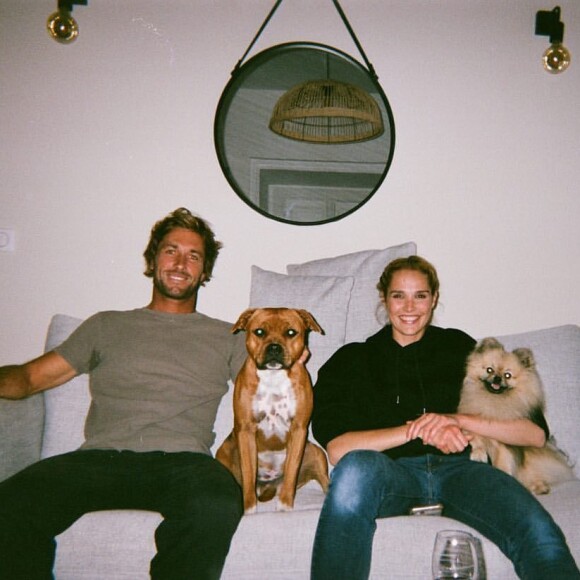 La comédienne et chanteuse Camille Lou est en couple avec Romain Laulhe, surfeur professionnel.