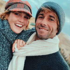 La comédienne et chanteuse Camille Lou est en couple avec Romain Laulhe, surfeur professionnel.