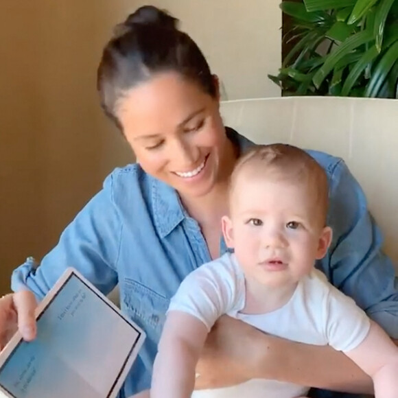 Meghan Markle, duchesse de Sussex, lit une histoire à son fils Archie à l'occasion de son 1er anniversaire pour le compte Instagram de l'ONG "Save The Children", à Los Angeles, le 6 mai 2020.