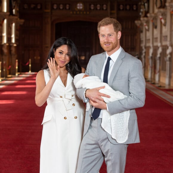 Le prince Harry et Meghan Markle, duc et duchesse de Sussex, présentent leur fils Archie dans le hall St George au château de Windsor le 8 mai 2019.