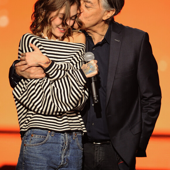 Richard Berry et sa petite fille Elise Petit - Enregistrement de l'émission "La Chanson secrète 4", qui sera diffusée le 4 janvier 2020 sur TF1, à Paris. Le 17 décembre 2019 © Gaffiot-Perusseau / Bestimage 
