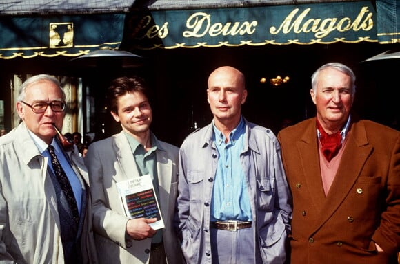 Jean-Luc Delbat, Robert Sabatier, Gabriel Matzneff et Alphonse Boudard devant le restaurants Les Deux magots en 1994.