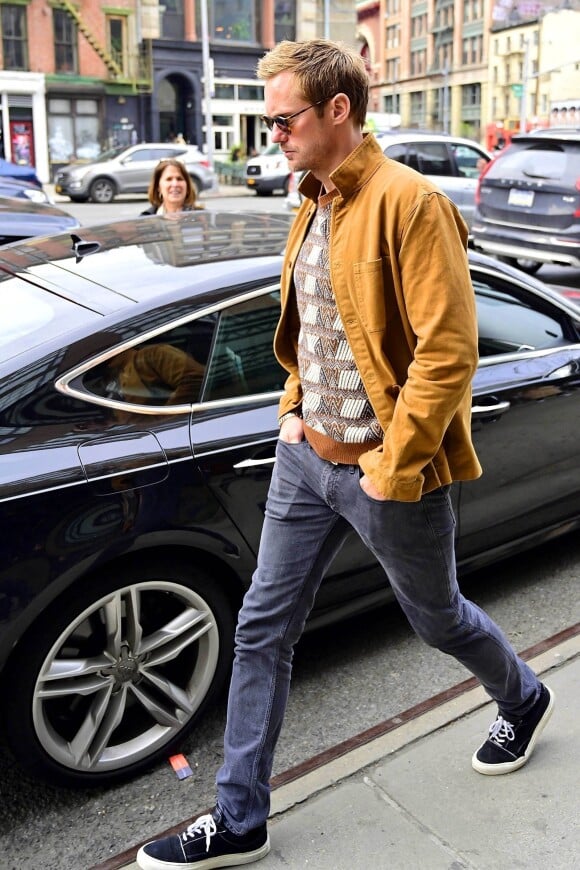 Alexander Skarsgård quitte son hôtel à New York. Le 13 avril 2019.