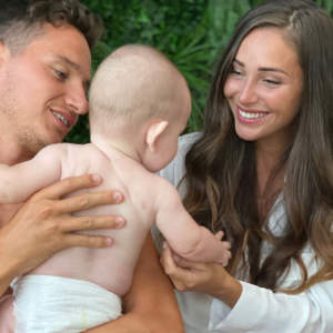 Le footballeur Florian Thauvin et sa compagne Charlotte Pirroni commémorent le 1er anniversaire de leur fils Alessio. Février 2021.