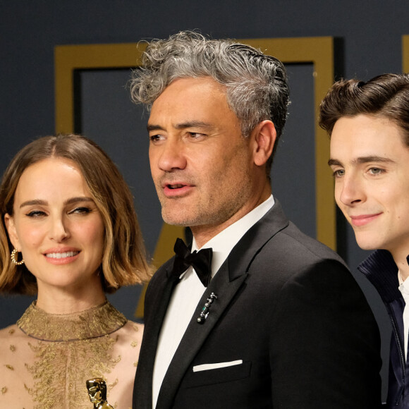 Natalie Portman, Taika Waititi et Timothée Chalamet - Press Room de la 92e cérémonie des Oscars 2020 au Hollywood and Highland à Los Angeles. Le 9 février 2020.