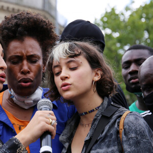 Camelia Jordana - Rassemblement contre le racisme et les violences policières, à l'appel du comité " Vérité pour Adama ", Place de la République, à Paris, France. Le 13 juin 2020.