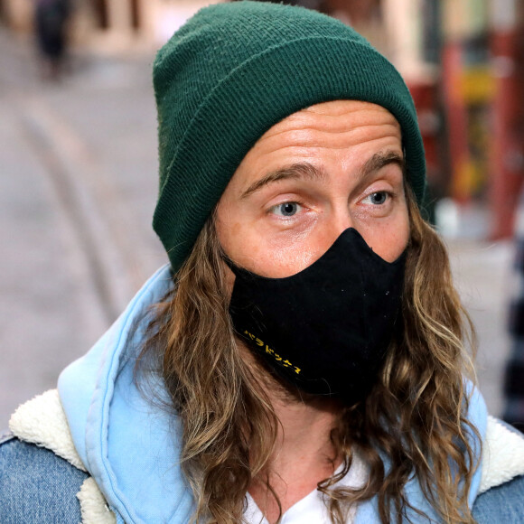 Exclusif - Le chanteur Julien Doré à la rencontre des sinistrés avec des bénévoles du Secours populaire dans la Vésubie suite au passage de la tempête Alex, à Saint-Martin-Vésubie, France, le 21 novembre 2020. © Jean-François Ottonello/Nice Matin/Bestimage