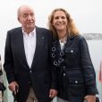 Le roi Juan Carlos Ier, sa femme la reine Sofia et leur fille l'infante Elena d'Espagne sont allés dîner dans un restaurant à Sanxenxo en Espagne, près d'un an avant l'exil de l'ancien roi aux Emirats Arabes Unis.