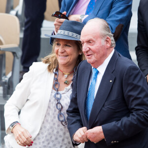 Le roi Juan Carlos Ier d'Espagne et sa fille l'infante Elena d'Espagne assistent à la finale messieurs des internationaux de France de tennis de Roland Garros 2019 à Paris le 9 juin 2019. © Jacovides-Moreau/Bestimage