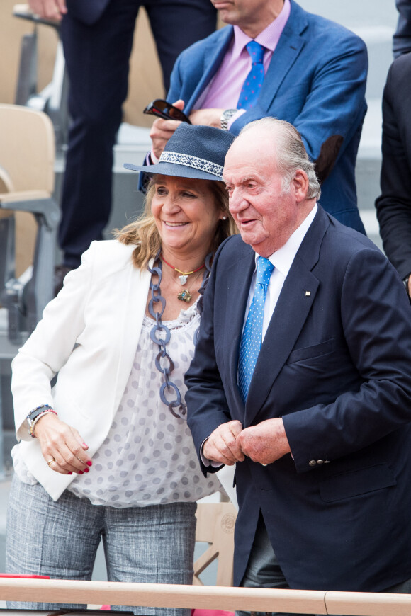 Le roi Juan Carlos Ier d'Espagne et sa fille l'infante Elena d'Espagne assistent à la finale messieurs des internationaux de France de tennis de Roland Garros 2019 à Paris le 9 juin 2019. © Jacovides-Moreau/Bestimage
