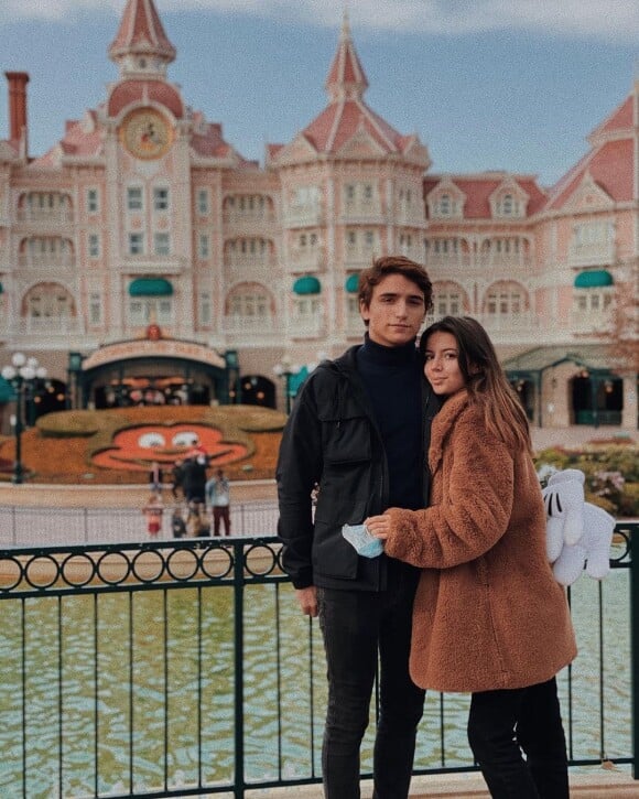 Annily Chatelain et Marco en voyage avec son amoureux, à Disneyland Paris.