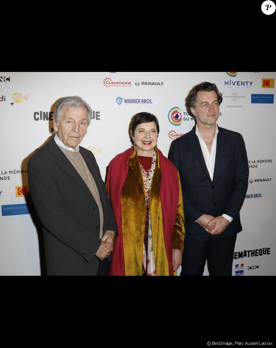 Costa-Gavras (président de la Cinémathèque française), Isabella Rossellini et Dominique Boutonnat (président du Centre national du cinéma et de l'image animée) lors du photocall de la soirée d'ouverture de la 8ème édition du Festival International du Film Restauré (FIFR) "Toute la mémoire du monde" à la Cinémathèque française à Paris, France, le 4 mars 2020. © Marc Ausset-Lacroix/Bestimage
