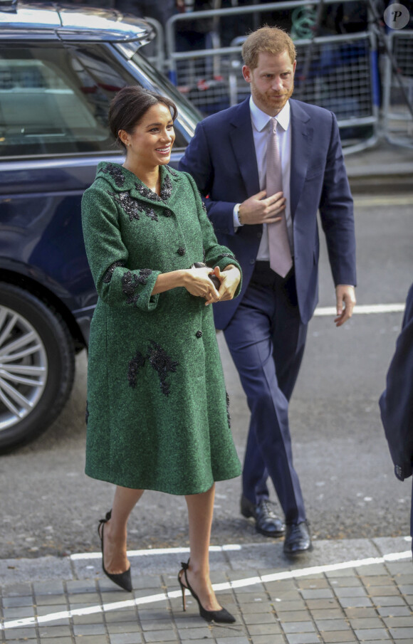 Meghan Markle la duchesse de Sussex enceinte et le prince Harry, duc de Sussex, assistent à une activité jeunesse le Jour du Commonwealth à la Maison du Canada le 11 mars 2019 à Londres 