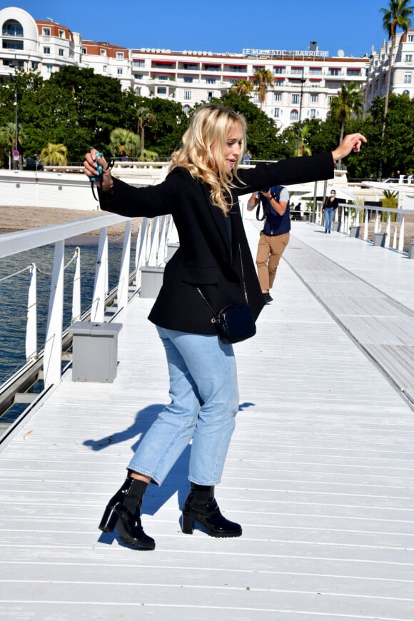 Chloé Jouannet lors du photocall de "Derby Girl" dans le cadre de Canneseries saison 3 au Palais des Festivals à Cannes le 12 octobre 2020. © Bruno Bebert / Bestimage 