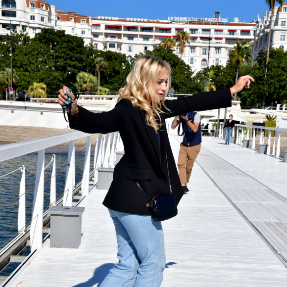 Chloé Jouannet lors du photocall de "Derby Girl" dans le cadre de Canneseries saison 3 au Palais des Festivals à Cannes le 12 octobre 2020. © Bruno Bebert / Bestimage 