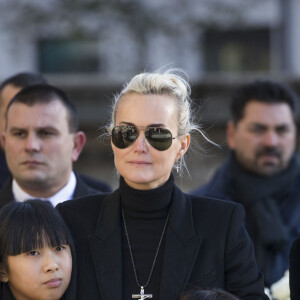 Laeticia Hallyday, ses filles Jade et Joy - Arrivées des personnalités en l'église de La Madeleine pour les obsèques de Johnny Hallyday à Paris. Le 9 décembre 2017.