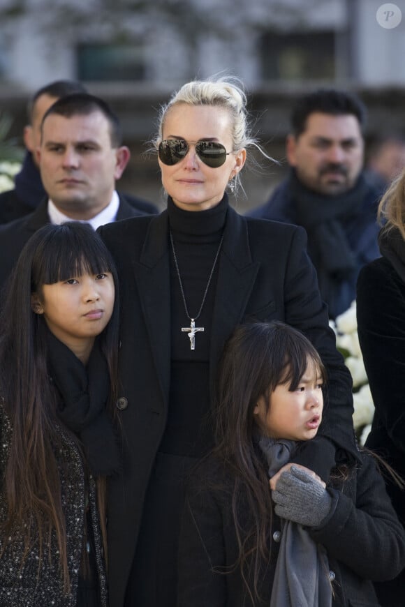 Laeticia Hallyday, ses filles Jade et Joy - Arrivées des personnalités en l'église de La Madeleine pour les obsèques de Johnny Hallyday à Paris. Le 9 décembre 2017.