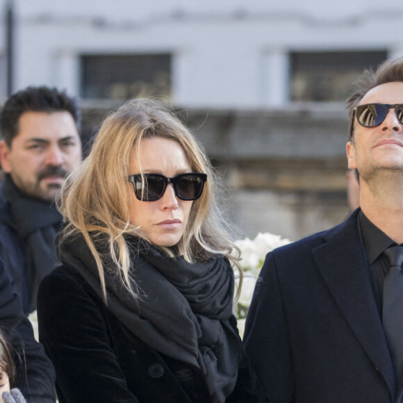 Laeticia Hallyday, ses filles Jade et Joy, Laura Smet et David Hallyday devant le cercueil de Johnny Hallyday - Arrivées des personnalités en l'église de La Madeleine pour les obsèques de Johnny Hallyday à Paris. Le 9 décembre 2017.