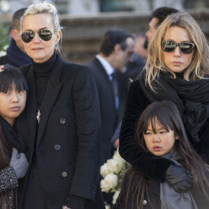 Laeticia Hallyday, ses filles Jade et Joy, Laura Smet devant le cercueil de Johnny Hallyday - Arrivées des personnalités en l'église de La Madeleine pour les obsèques de Johnny Hallyday à Paris.
