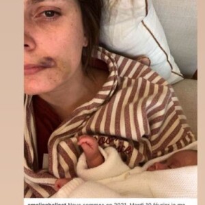 Laeticia Hallyday bouleversée par le témoignage d'Amelie Challeat sur Instagram, agressée par un voisin alors qu'elle était avec son bébé.