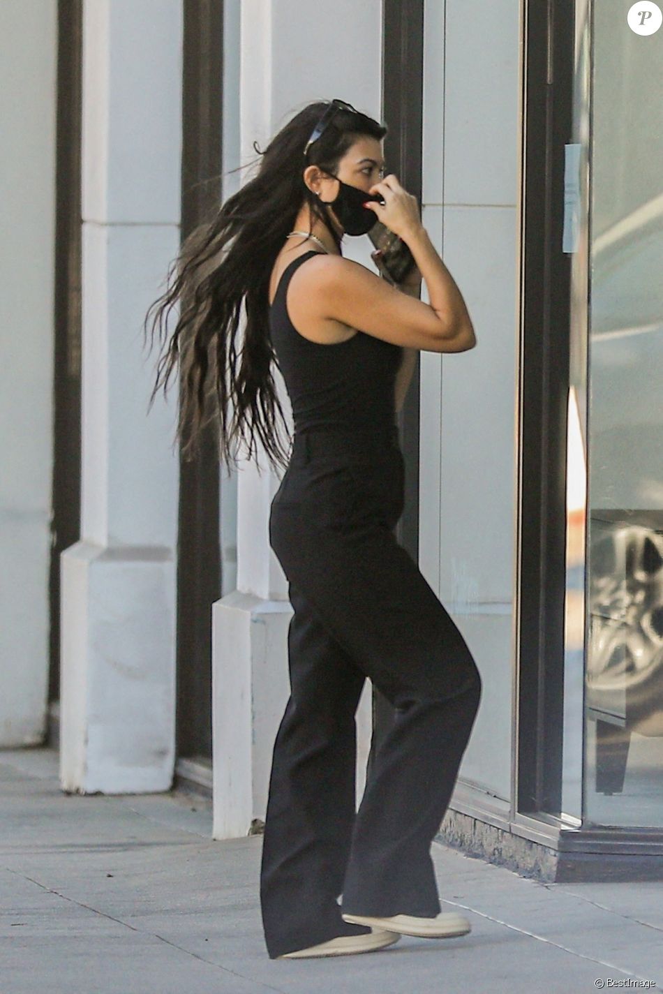 Exclusif - Kourtney Kardashian est allée acheter un jus de fruits à emporter avant d'aller faire du shopping avec ses amis. Los Angeles, le 12 février 2021.