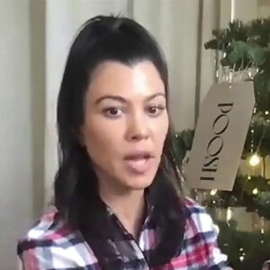 Kourtney Kardashian déballe des produits sélectionnés par sa plateforme Poosh chez elle pour les fêtes de fin d'année.