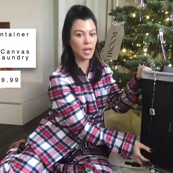 Kourtney Kardashian déballe des produits sélectionnés par sa plateforme Poosh chez elle pour les fêtes de fin d'année.
