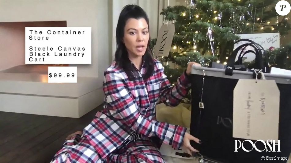 Kourtney Kardashian déballe des produits sélectionnés par sa plateforme Poosh chez elle pour les fêtes de fin d'année.