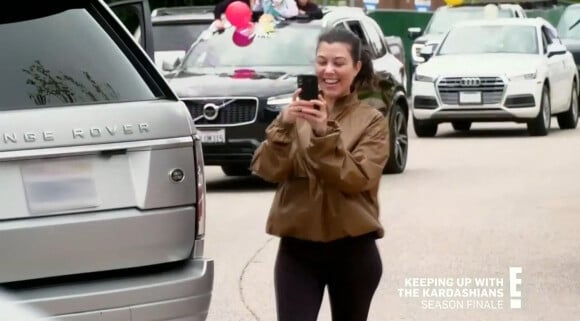 Khloe Kardashian organise un défilé de voitures devant la maison de Kourtney pour célébrer ses 41 ans lors du confinement à Los Angeles.