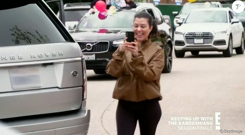 Khloe Kardashian organise un défilé de voitures devant la maison de Kourtney pour célébrer ses 41 ans lors du confinement à Los Angeles.