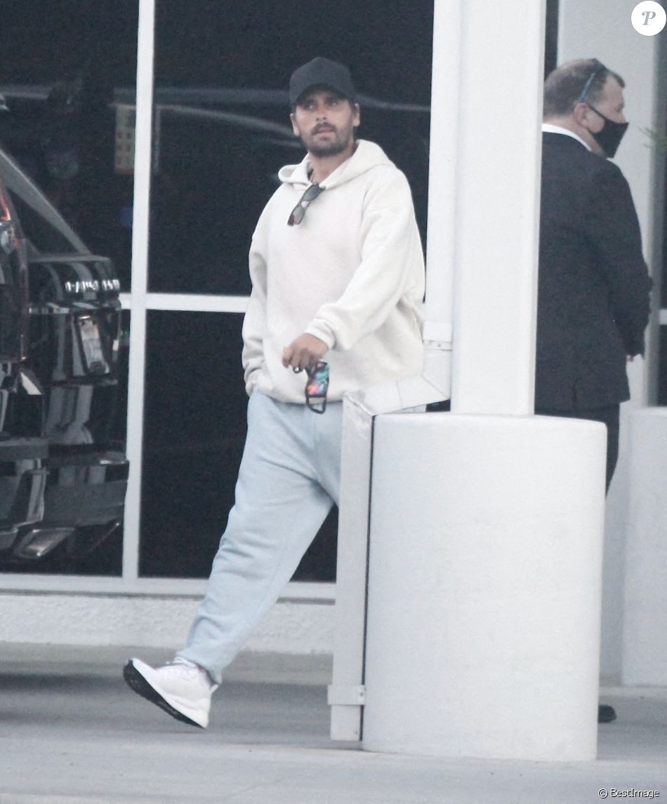 Exclusif - Scott Disick - Kim Kardashian et sa famille atterrissent à LAX après avoir célébré son 40e anniversaire à Tahiti. Los Angeles, le 26 octobre 2020.