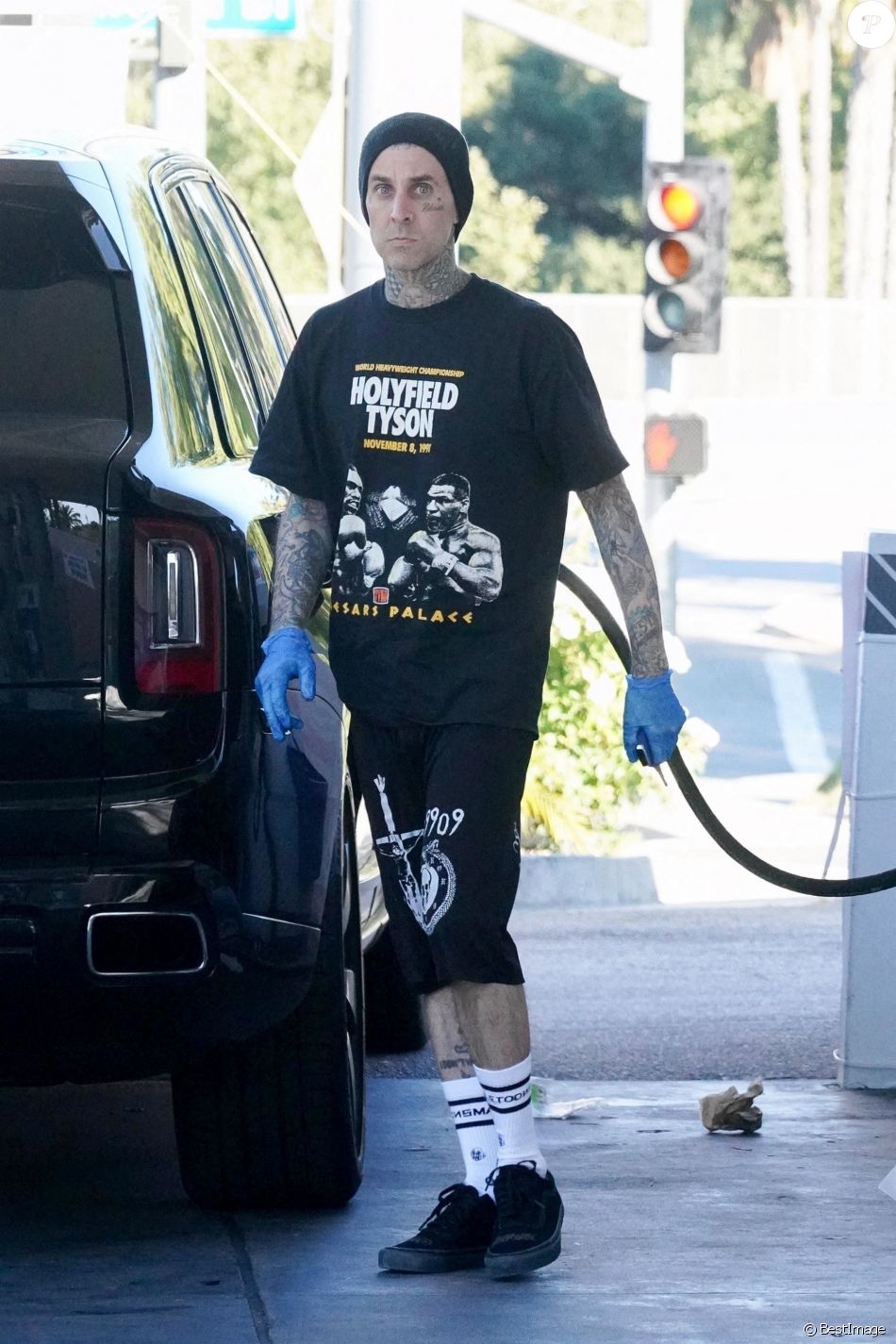 Exclusif - Travis Baker fait le plein d'essence à Los Angeles, le 3 juillet 2020.