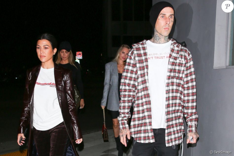 Kourtney Kardashian arrive avec Larsa Pippen, Travis Barker et Amanda Elise au restaurant "Crossboards" Los Angeles, le 7 novembre 2018.