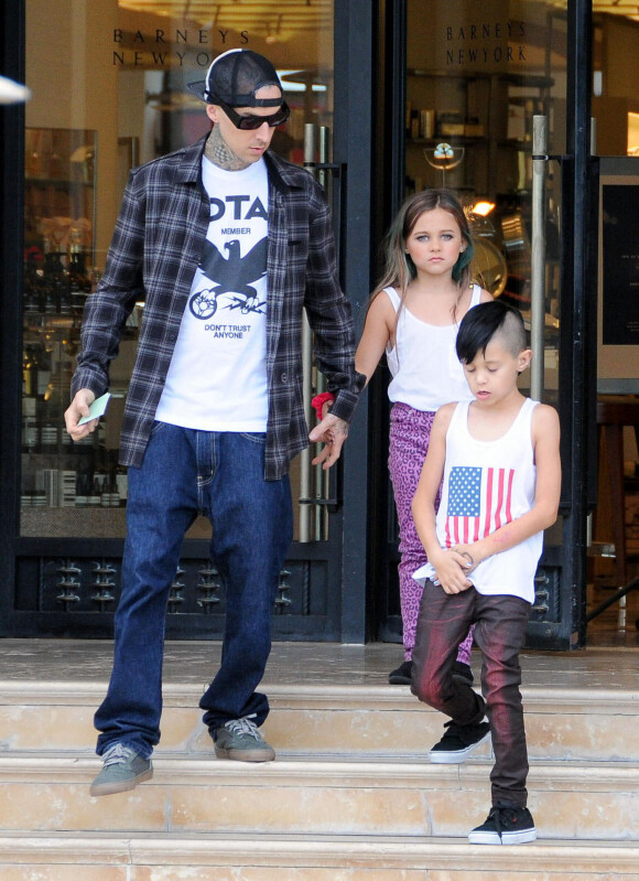 Travis Barker fait du shopping avec ses enfants Alabama et Landon à Beverly Hills. Le 5 septembre 2012.