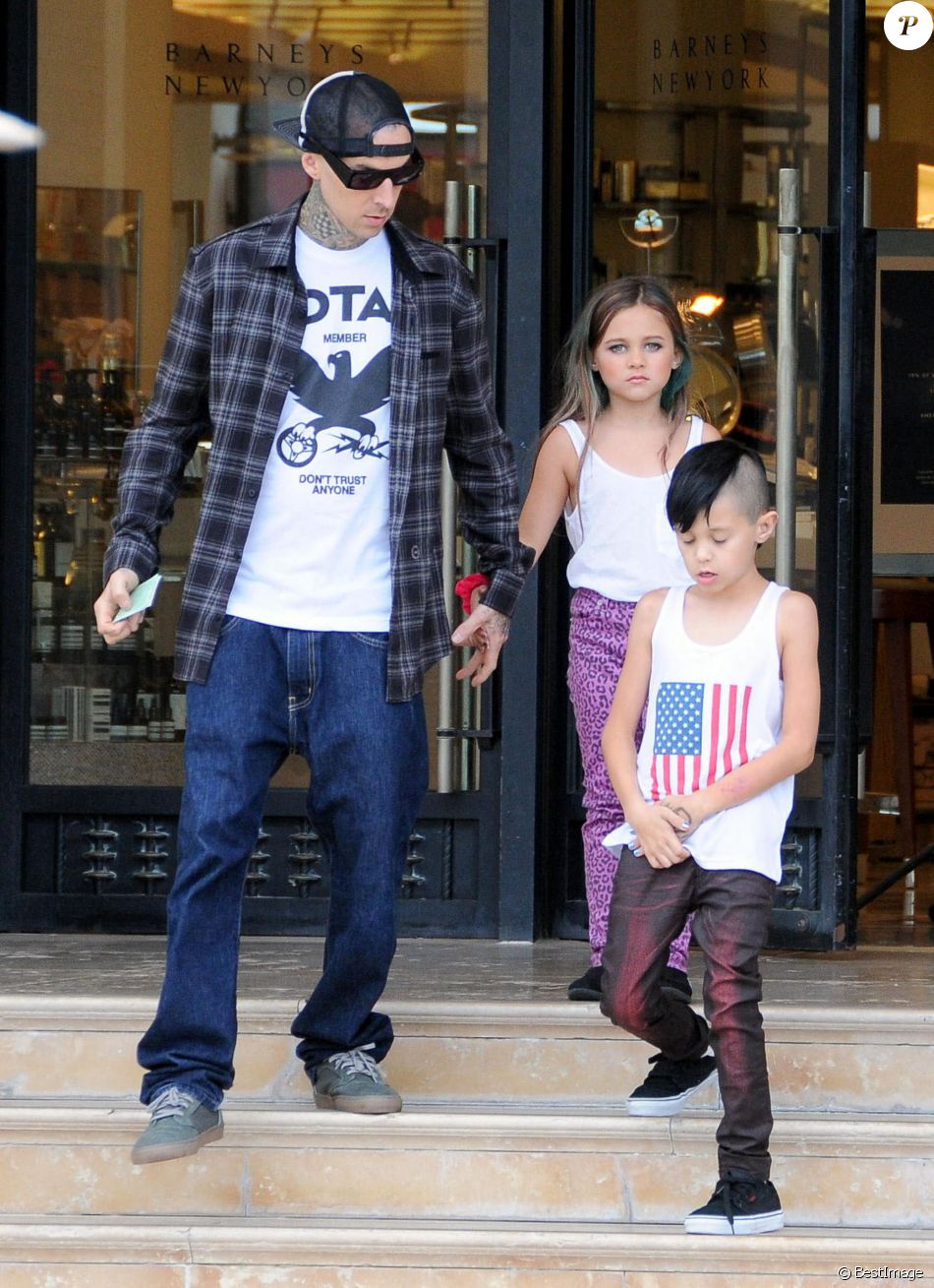 Travis Barker fait du shopping avec ses enfants Alabama et Landon à Beverly Hills. Le 5 septembre 2012.