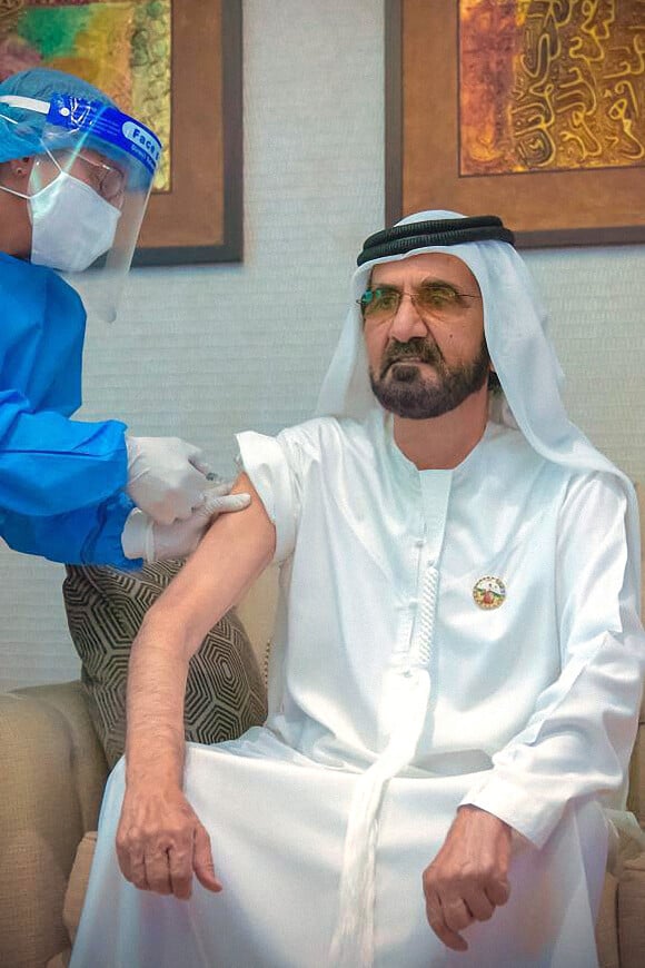 L'émir Mohammed bin Rashid Al Maktoum reçoit le vaccin contre la Covid-19, le 3 novembre 2020 à Dubaï.