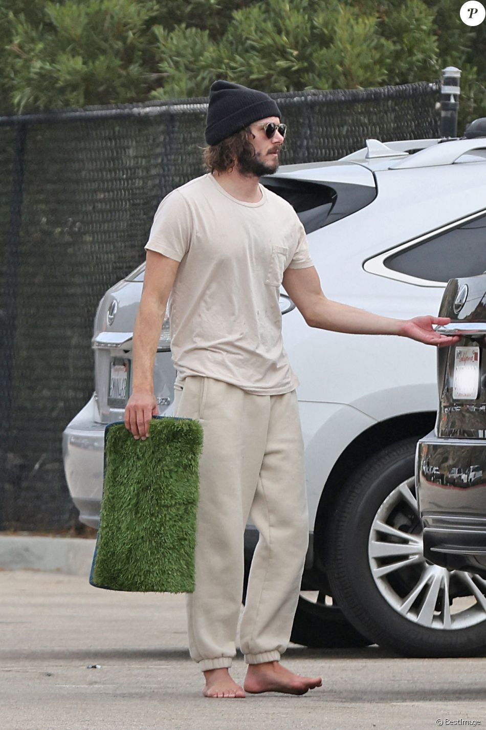 Exclusif - Leighton Meester et Adam Brody fêtent leur 6ème anniversaire de mariage en faisant du surf pendant 90 minutes à Malibu, le 15 février 2021. Le couple s'est rencontré sur le tournage de "The Oranges" et a aujourd'hui deux enfants.
