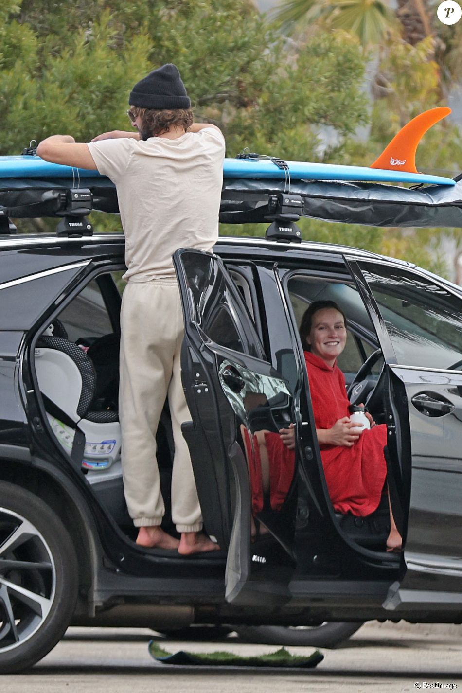 Exclusif - Leighton Meester et Adam Brody fêtent leur 6ème anniversaire de mariage en faisant du surf pendant 90 minutes à Malibu, le 15 février 2021. Le couple s'est rencontré sur le tournage de "The Oranges" et a aujourd'hui deux enfants.