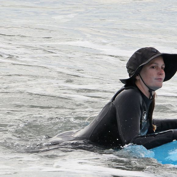Exclusif - Leighton Meester et Adam Brody fêtent leur 6ème anniversaire de mariage en faisant du surf pendant 90 minutes à Malibu, le 15 février 2021. Le couple s'est rencontré sur le tournage de "The Oranges" et a aujourd'hui deux enfants.