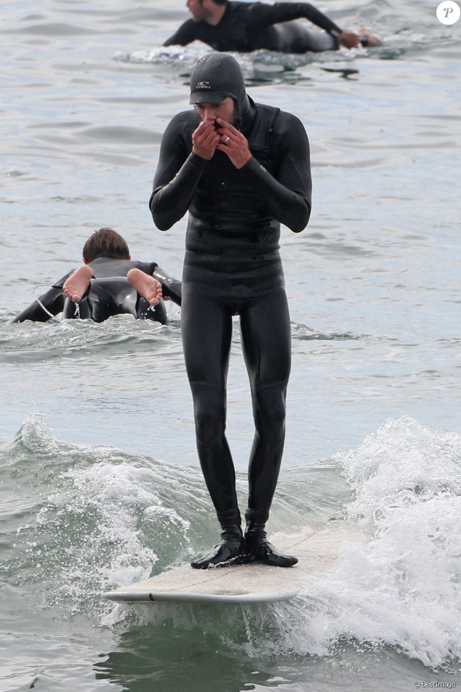 Exclusif - Leighton Meester et Adam Brody fêtent leur 6ème anniversaire de mariage en faisant du surf pendant 90 minutes à Malibu, le 15 février 2021. Le couple s'est rencontré sur le tournage de "The Oranges" et a aujourd'hui deux enfants.
