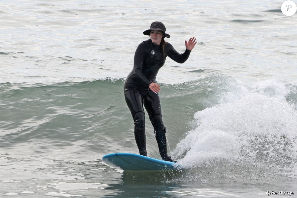 Exclusif - Leighton Meester et Adam Brody fêtent leur 6ème anniversaire de mariage en faisant du surf pendant 90 minutes à Malibu, le 15 février 2021. Le couple s'est rencontré sur le tournage de "The Oranges" et a aujourd'hui deux enfants.