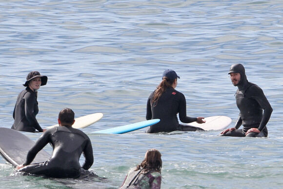 Exclusif - Leighton Meester et Adam Brody fêtent leur 6ème anniversaire de mariage en faisant du surf pendant 90 minutes à Malibu, le 15 février 2021. Le couple s'est rencontré sur le tournage de "The Oranges" et a aujourd'hui deux enfants.
