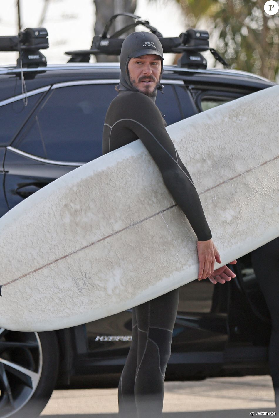 Exclusif - Leighton Meester et Adam Brody fêtent leur 6ème anniversaire de mariage en faisant du surf pendant 90 minutes à Malibu, le 15 février 2021. Le couple s'est rencontré sur le tournage de "The Oranges" et a aujourd'hui deux enfants.