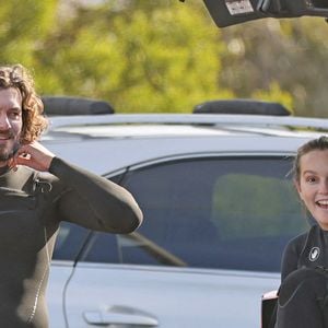 Exclusif - Leighton Meester et Adam Brody fêtent leur 6ème anniversaire de mariage en faisant du surf pendant 90 minutes à Malibu, le 15 février 2021. Le couple s'est rencontré sur le tournage de "The Oranges" et a aujourd'hui deux enfants.