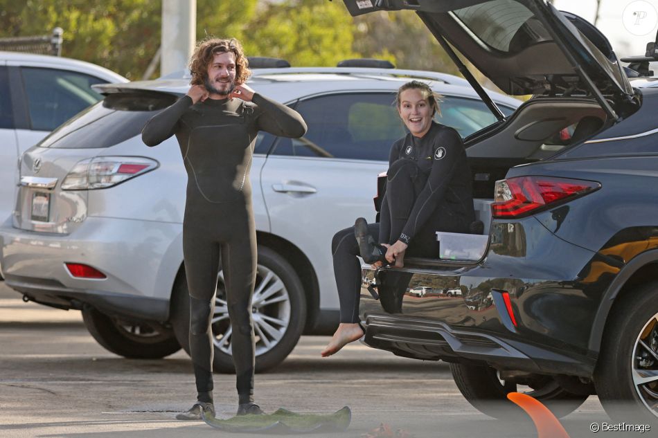 Exclusif - Leighton Meester et Adam Brody fêtent leur 6ème anniversaire de mariage en faisant du surf pendant 90 minutes à Malibu, le 15 février 2021. Le couple s'est rencontré sur le tournage de "The Oranges" et a aujourd'hui deux enfants.