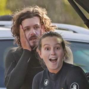 Exclusif - Leighton Meester et Adam Brody fêtent leur 6ème anniversaire de mariage en faisant du surf à Malibu.